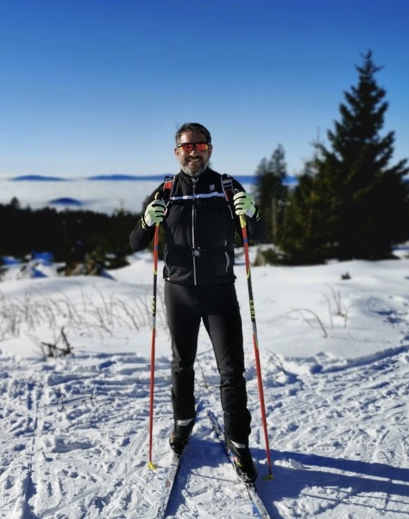 Simon McFarling Skiing